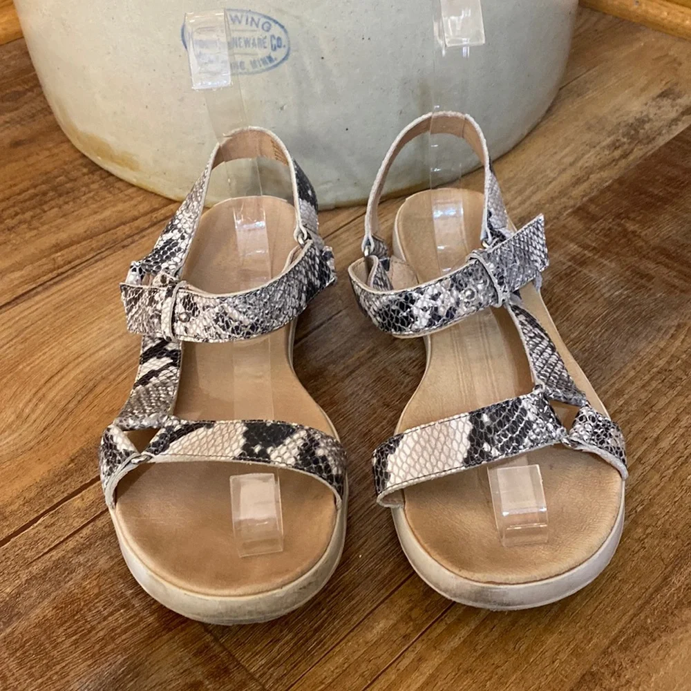 Tommy Bahama Inisha Reflexology Leather Snakeskin Black cream sandals size 9